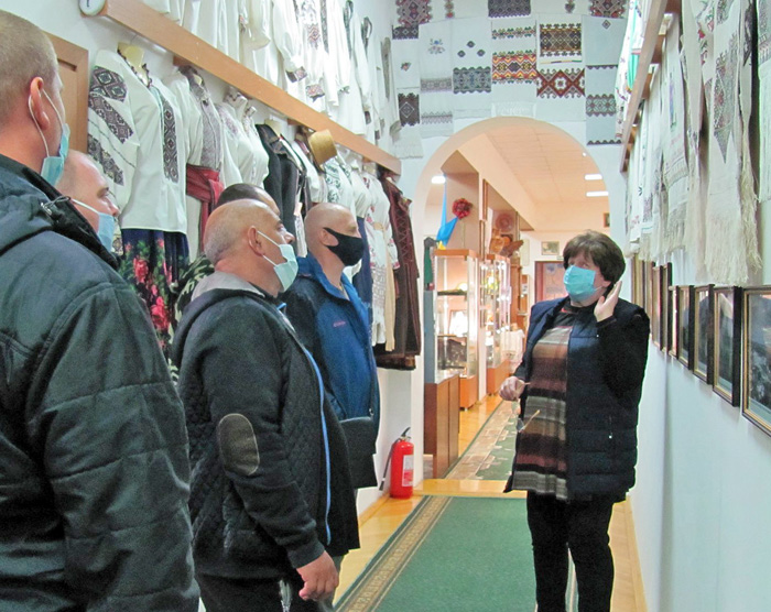 Директорка музею Ольга Гофман ознайомлює туристів з Одеси з колекцією рушників долі та національного вбрання